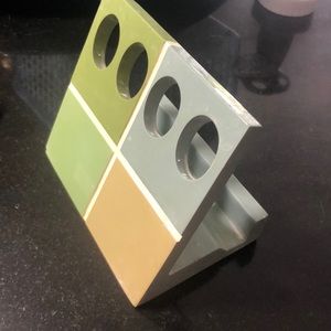 Holds 4 toothbrushes L-shaped toothbrush holder